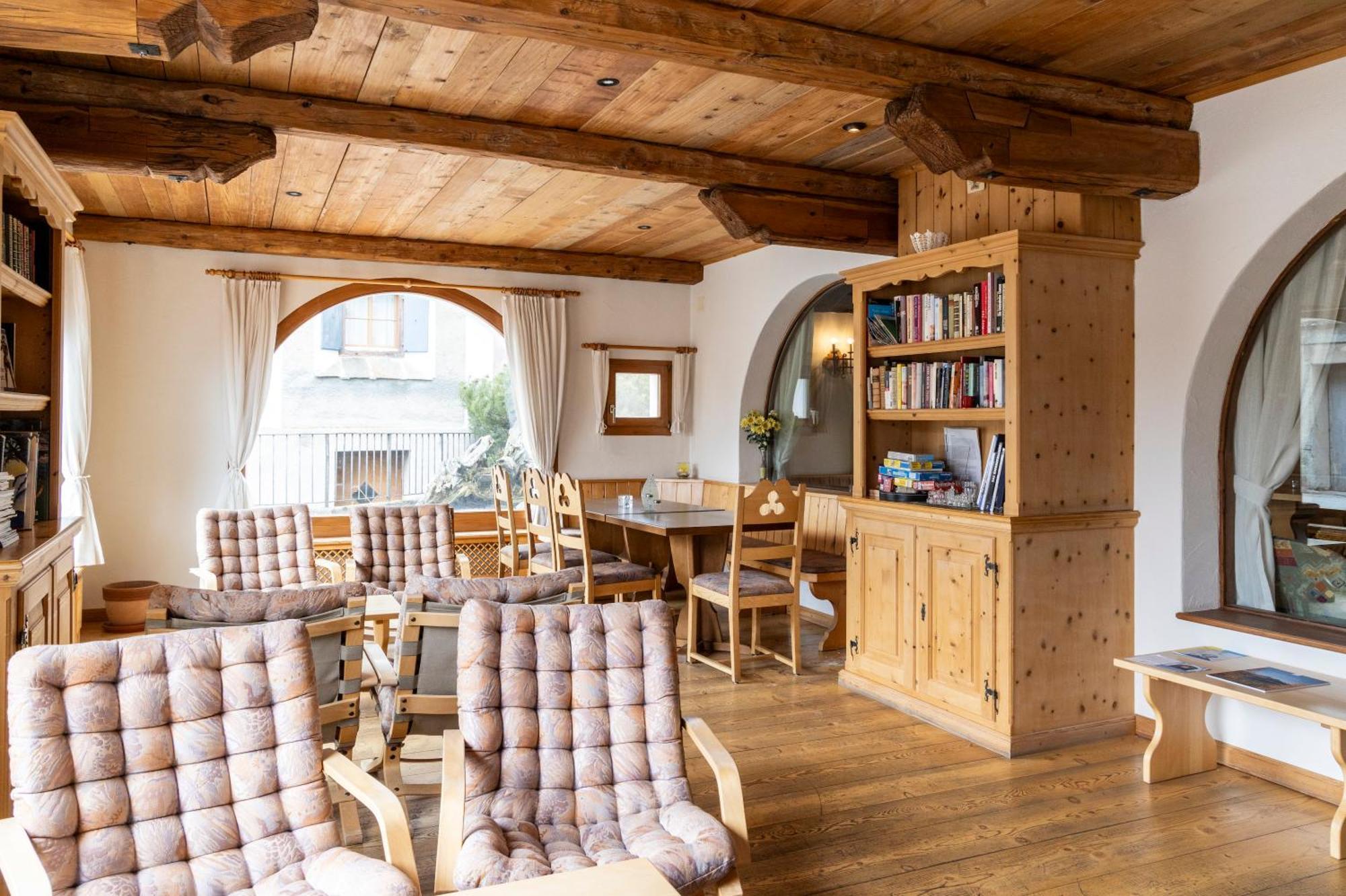 Hotel Chesa Grischa 3*
